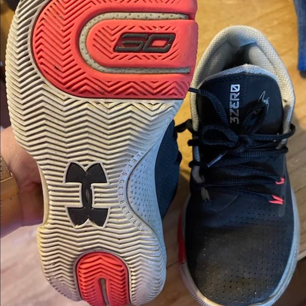 Boy’s Under Armour shoes size 4